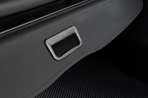 Nahaufnahme des Griffs der Kofferraumabdeckung Tesla Model Y Juniper 2025+ V3 Premium für komfortables Öffnen und Einrollen.