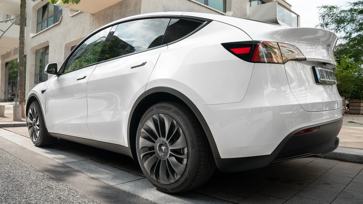 Premium Tesla Zubehör: Performance Radkappen im Turbinen-Design für ein eleganteres Fahrerlebnis.
