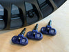 4x BLE-TPMS-Reifendrucksensoren für Tesla neben einer schwarzen Autofelge.