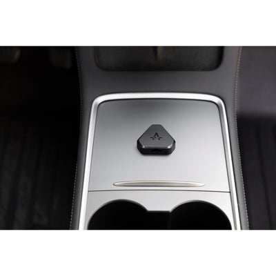 S3XY Commander Gen2 Enhance Commander Gen2 perfekt platziert auf der Tesla Mittelkonsole – modern, funktional und diskret.