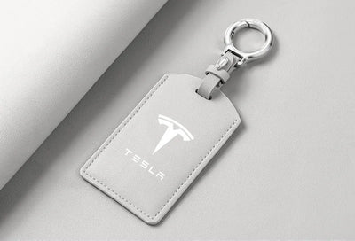 Grauer Schlüsselanhänger Tesla mit integrierter Schlüsselkarte Hülle und stabilem Ring – passend für jedes Tesla Schlüsselband.