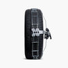 Nahaufnahme der Schneeketten Tesla Model S 2012-2021 König K-Summit K45 auf 19 Zoll Reifen, zeigt robuste Verarbeitung und perfekte Passform.