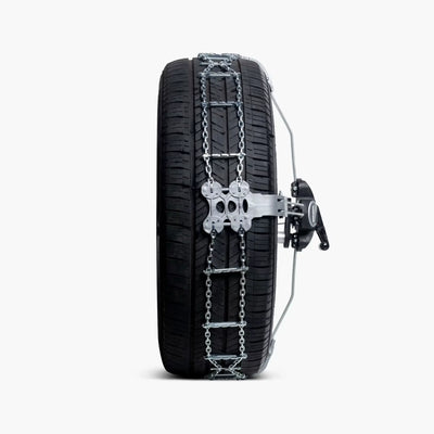 Nahaufnahme der Schneeketten Tesla Model S 2012-2021 König K-Summit K45 auf 19 Zoll Reifen, zeigt robuste Verarbeitung und perfekte Passform.