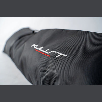 Nahaufnahme des Materials vom Tesla Skisack – wasserfeste Skitasche Tesla Model S 3 X und Y schützt Innenraum bei Skitransport Tesla Y zuverlässig