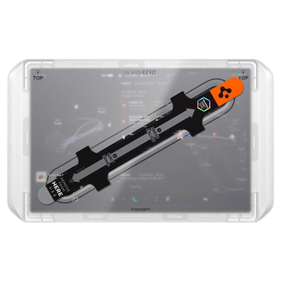 Spigen Displayschutz für Model Y Juniper in transparentem Montagerahmen mit diagonalem schwarzem Streifen und orangefarbener Zuglasche.