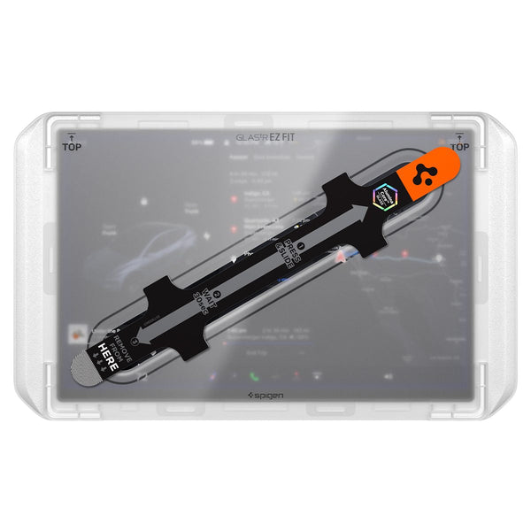 Spigen Displayschutz für Model Y Juniper in transparentem Montagerahmen mit diagonalem schwarzem Streifen und orangefarbener Zuglasche.