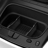 Zwei schwarze Spigen Frunk-Trennwände im leeren Tesla-Frunk, schräg von oben gesehen.
