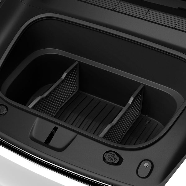 Zwei schwarze Spigen Frunk-Trennwände im leeren Tesla-Frunk, schräg von oben gesehen.