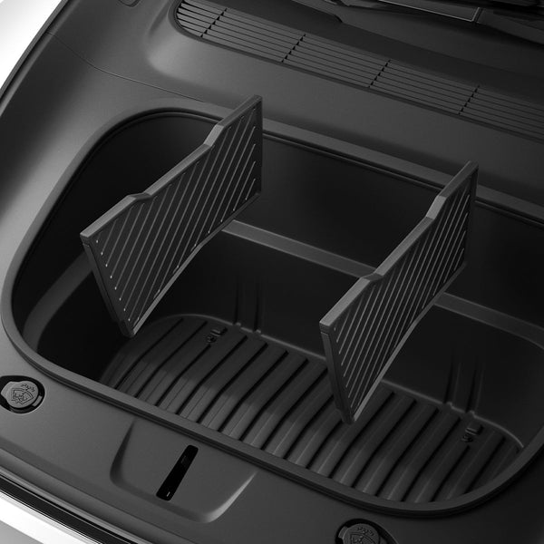 Zwei schwarze Spigen Frunk-Trennwände über ihren Einbaupositionen im leeren Tesla-Frunk.