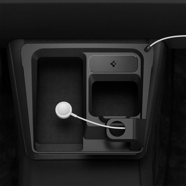 Spigen 3-in-1-Ladestation von oben, mit leeren Fächern und losem weißem Ladepuck, dessen Kabel durch den Uhrenhalter verläuft.