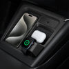 Spigen 3-in-1 Ladestation mit iPhone, weißem Ohrhörer-Case und Smartwatch, schräg von oben in der Mittelkonsole.