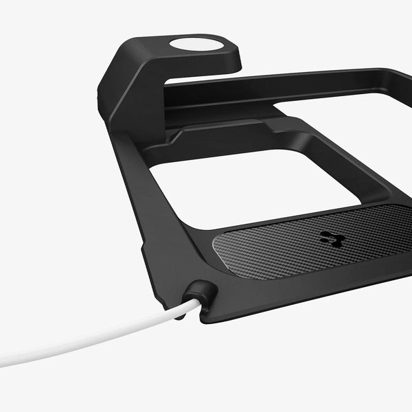 Spigen 3-in-1 Ladestation schräg von der Seite, mit offenem schwarzem Rahmen, erhöhtem Uhrenhalter, weißem Ladepuck und Kabel.
