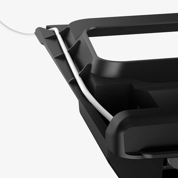 Detail der Unterseite der Spigen 3-in-1 Ladestation mit einem weißen Kabel in der Führung des schwarzen Rahmens.