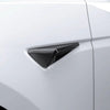 Nahaufnahme der Spigen Seitenkamera-Abdeckung für Tesla Model Y Juniper in Carbonoptik neben dem Türspalt