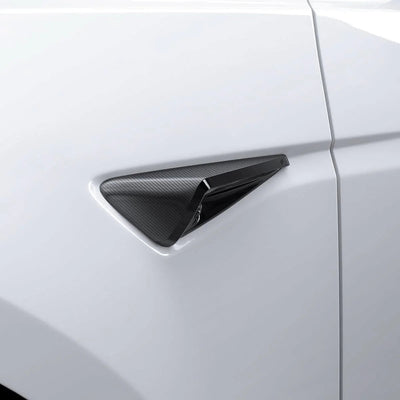 Nahaufnahme der Spigen Seitenkamera-Abdeckung für Tesla Model Y Juniper in Carbonoptik neben dem Türspalt