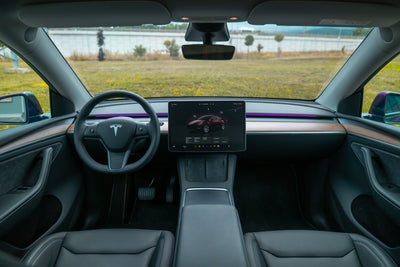 Tesla Ambientebeleuchtung Nachrüsten S3XY Strip – moderne Tesla Innenraumbeleuchtung mit lila Ambient Lighting für Model 3 und Model Y.