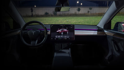 Cockpit mit Tesla Ambientebeleuchtung Nachrüsten S3XY Strip – luxuriöse Tesla Ambient Lighting Effekte für stilvolle Innenraumbeleuchtung.