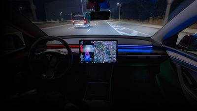 Tesla Ambientebeleuchtung Nachrüsten S3XY Strip – Modell mit lila Lichtleiste, Tesla Innenraumbeleuchtung mit einzigartigem Ambient Lighting Design.