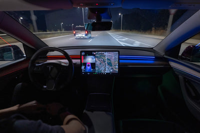 Tesla Ambientebeleuchtung Nachrüsten S3XY Strip – Fahrt bei Nacht, kombinierte rote und blaue Tesla Ambient Lighting Innenbeleuchtung.