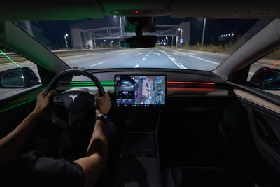 Tesla Ambientebeleuchtung Nachrüsten S3XY Strip – Innenraum bei Nacht mit klaren Lichteffekten, Tesla Ambient Lighting für mehr Komfort.