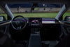 Tesla Ambientebeleuchtung Nachrüsten S3XY Strip – rote und blaue Tesla Innenraumbeleuchtung während der Fahrt, modernes Ambient Lighting Upgrade.