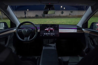 Tesla Ambientebeleuchtung Nachrüsten S3XY Strip – rote und blaue Tesla Innenraumbeleuchtung während der Fahrt, modernes Ambient Lighting Upgrade.