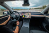 Tesla Ambientebeleuchtung Nachrüsten S3XY Strip – grüne und rote Tesla Ambient Lighting Effekte bei Nachtfahrt für stilvolle Innenbeleuchtung.