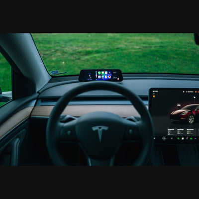 Tesla Dashboard Display S3XY Dash hinter dem Lenkrad im Tesla Model 3 als vollwertiges Tesla Model 3 dashboard display mit Navigation