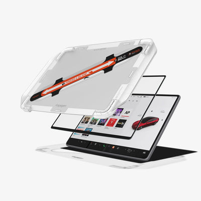 Tesla Displayschutz mit schwarzem Rand zwischen transparentem Spigen-Montagerahmen mit orangefarbenem Streifen und Touchscreen mit weißer Oberfläche.