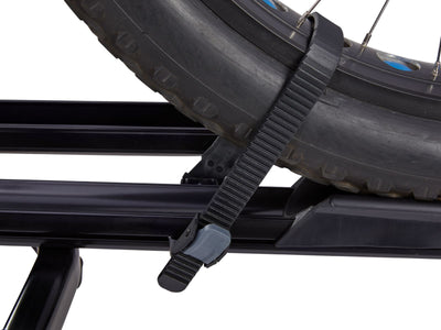 Yakima FoldClick 2 EVO Fahrradträger montiert an einem Tesla Model Y 2025+ Juniper – ideal für zwei Fahrräder und auch für E-Bikes geeignet.