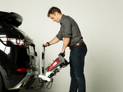 Seitliche Ansicht des Tesla Fahrradträgers Yakima FoldClick 2 EVO auf einem Tesla Model 3 – sicherer Transport auch bei hoher Geschwindigkeit.