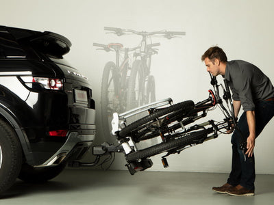 Detailansicht des Just Click Befestigungssystems des Tesla Fahrradträgers Yakima FoldClick 2 EVO – schnelle Montage ohne Werkzeug.