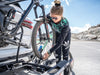 Zwei E-Bikes sicher montiert auf dem Tesla Fahrradträger Yakima FoldClick 2 EVO – passend für Tesla Model 3 und Model Y 2025+ Juniper.
