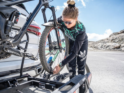 Zwei E-Bikes sicher montiert auf dem Tesla Fahrradträger Yakima FoldClick 2 EVO – passend für Tesla Model 3 und Model Y 2025+ Juniper.
