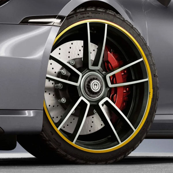 Tesla Felgenschutz 18 Zoll in Gelb montiert am Rad – auffällige Felgenrandabdeckung für Tesla Model 3 und Felgenschutz Tesla Model Y.