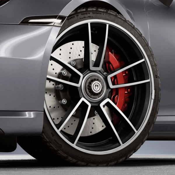 Tesla Felgenschutz 18 Zoll in Silber montiert – elegante Felgenrandabdeckung als Tesla Model 3 Felgenschutz und für Tesla Model Y.