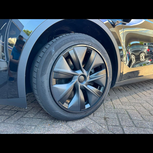 Felgenschutz Tesla Model Y an einer originalen Felge montiert, schützt die Felgenkante zuverlässig vor Kratzern und vorhandenen Bordsteinschäden.