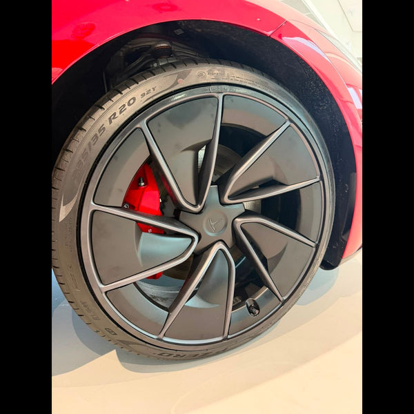 Nahaufnahme einer Tesla Felge als Praxisbeispiel für Tesla Model 3 Felgenschutz, der den empfindlichen Felgenrand vor Kontakt und Kratzern schützt.