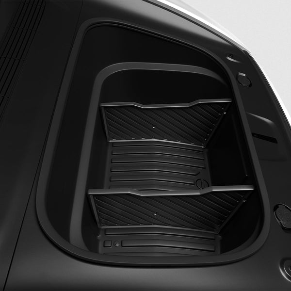 Zwei Tesla Frunk-Trennwände im leeren vorderen Kofferraum, von oben entlang der Seite gesehen.