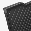 Detail der schwarzen Tesla Frunk-Trennwand mit diagonalen Rillen, abgerundeter oberer Ecke und seitlichem Streifen.