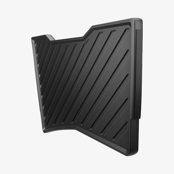 Schwarze Tesla Frunk-Trennwand in Schrägansicht mit diagonalen Rillen, breitem Rand und abgesenktem Mittelteil.