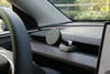 Handyhalterung Tesla Model Y Juniper 2025+ am Armaturenbrett montiert, mit MagSafe, Qi2 Wireless Charging und aktiver Kühlung.