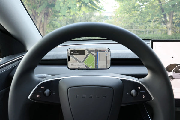 Tesla Model Y Handyhalterung im Juniper 2025+ hinter dem Lenkrad, horizontal ausgerichtet für Navigation und komfortable Sicht.