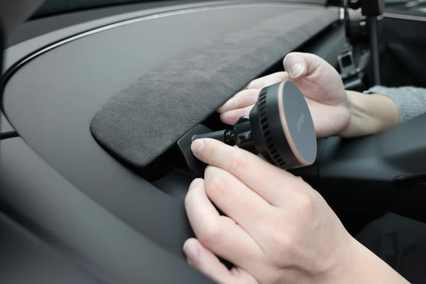 Tesla Handyhalterung Model Y Juniper 2025+ Armaturenbrett bei der Befestigung an der Lüftungsleiste mit verstellbarem MagSafe-Halter.