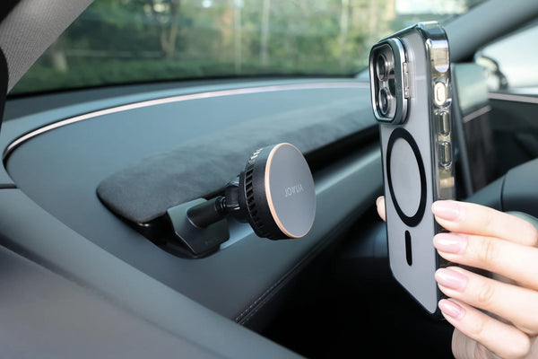 Handyhalterung für Tesla Model Y Juniper 2025+ mit MagSafe, bereit zur magnetischen Befestigung und zum kabellosen Qi2 Laden bis 15 W.
