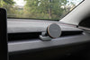 Tesla Handyhalterung Model Y Juniper 2025+ Armaturenbrett auf der Beifahrerseite mit MagSafe, Qi2 Laden und aktiver Kühlung.