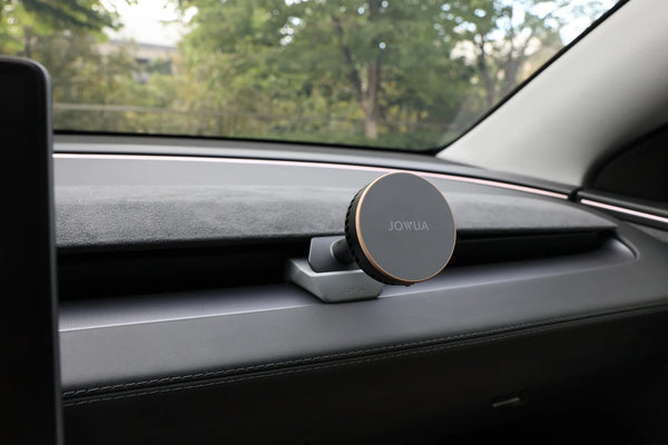 Tesla Handyhalterung Model Y Juniper 2025+ Armaturenbrett auf der Beifahrerseite mit MagSafe, Qi2 Laden und aktiver Kühlung.