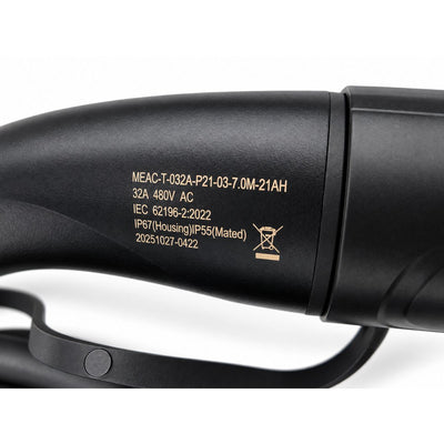 Eine Nahaufnahme der technischen Daten, die auf das Ladekabel für Tesla gedruckt sind. Dieses robuste Tesla Ladekabel Typ 2 zeigt alle Details klar.