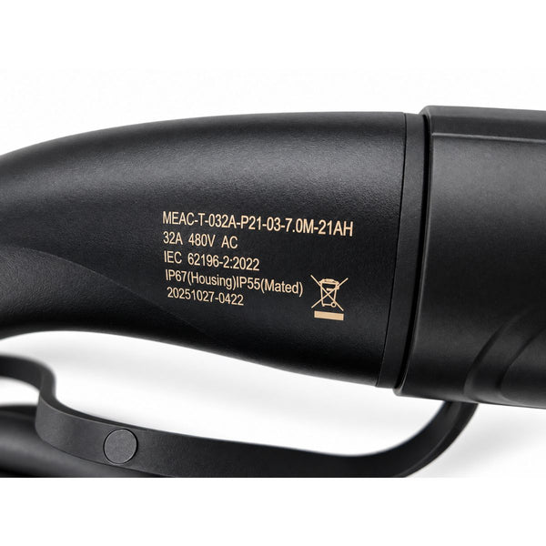 Eine Nahaufnahme der technischen Daten, die auf das Ladekabel für Tesla gedruckt sind. Dieses robuste Tesla Ladekabel Typ 2 zeigt alle Details klar.