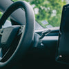 Seitenansicht des montierten tesla model 3 blinkerhebel, nahtlos ins Interieur integriert und per Commander verbunden, Highland 2024+.